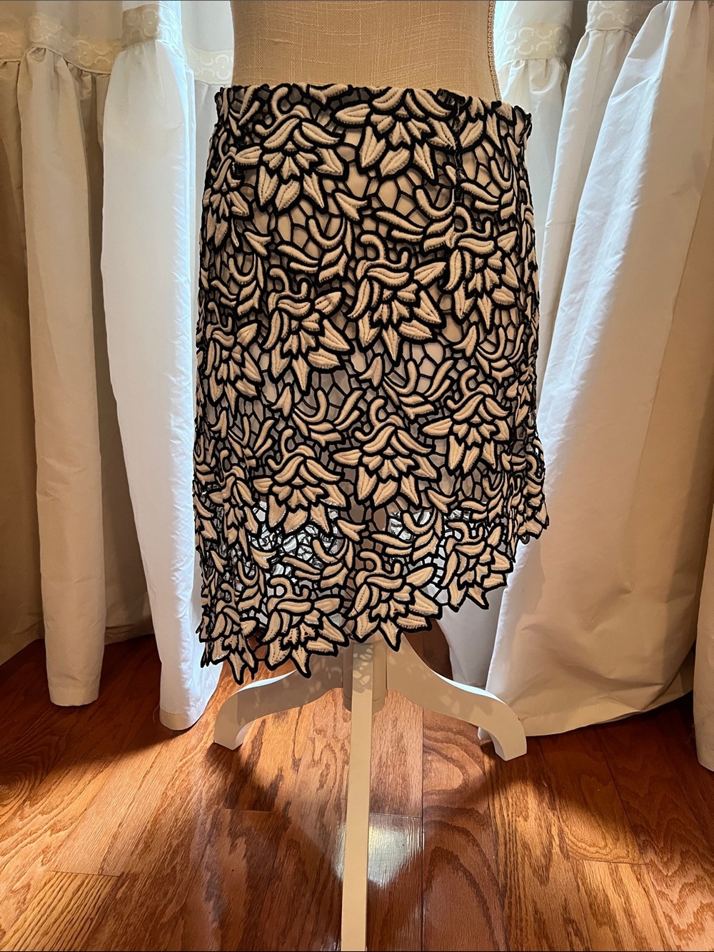 SUGAR + LIPS - sz Small lace skirt